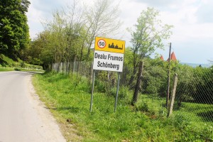 dwujezyczna tablica z nazwą miasta, niemiecki i rumunski