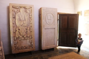 Płyty nagrobne w mini muzeum w Biertan, XV-XVI w